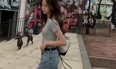 下楼偶遇小姐姐,邂逅美好瞬间