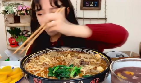 杠精小姐姐吃豆腐脑,一场味蕾与智慧的较量