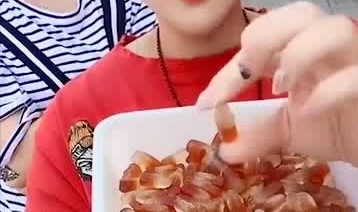小姐姐 吃可乐软糖视频,小姐姐挑战吃可乐软糖，趣味视频引网友热议