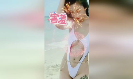 高冷小姐姐手拿带字折扇,揭开文字背后的秘密